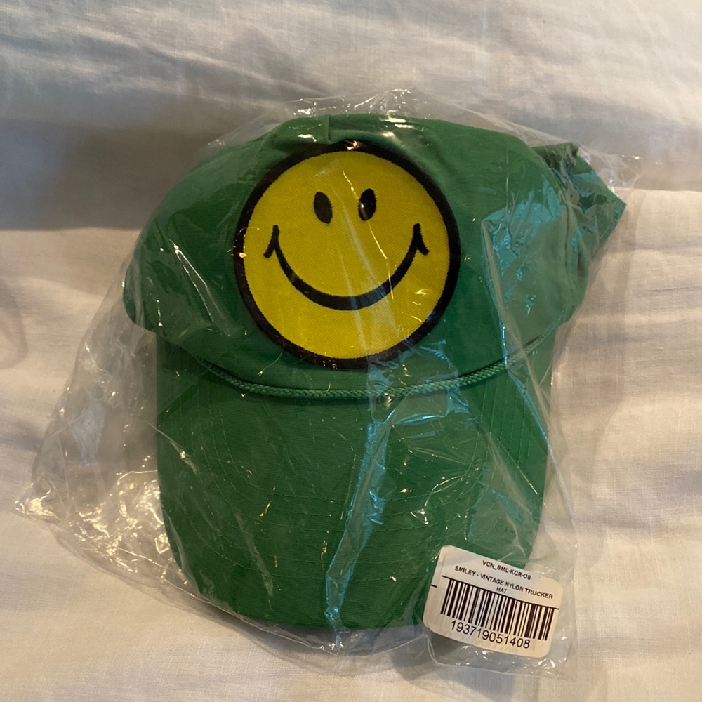NWT- Aviator nation Kelly green smiley face trucker hat
